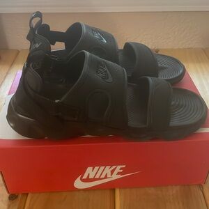 Nike Owaysis Sandal Women’s Size 7. New in box with tags.